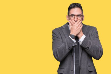 Genç yakışıklı iş adamı izole arka plan ağız hata için elleriyle kapsayan şok içinde. Gizli kavramı.