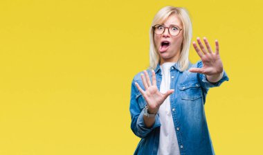 Şokta bağırarak korkuyor ve dehşet korku ifade dur hareketi el ile ile izole arka plan üzerinde gözlük takan genç güzel sarışın kadın. Panik kavramı.