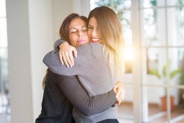 Güzel aile anne ve kızı birlikte, sarılma ve kı