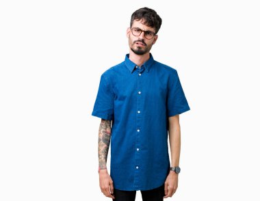 Şüpheci ve alaycı, şok karşısında izole arka plan üzerinde gözlük takan yakışıklı delikanlı ile açık ağız şaşırttı