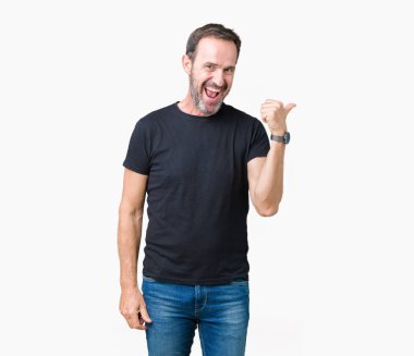 Yakışıklı orta yaş ağarmış komuta sizde seyir ve başparmak yanında yukarıyı mutlu yüz ile gülümseyen izole arka plan üzerinde.