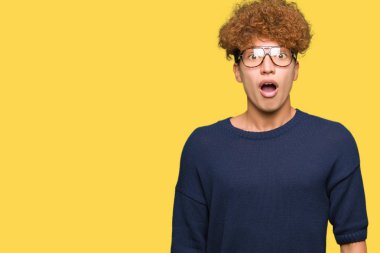Genç yakışıklı adamla afro gözlük korkuyor ve sürpriz ifade ile şok korku ve yüz heyecanlı.