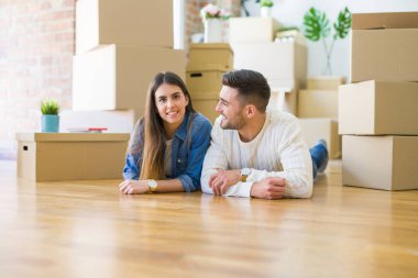 Yeni evin katında yatan genç güzel çift, yeni daireye taşınmak için çok mutlu aşk gülümsüyor