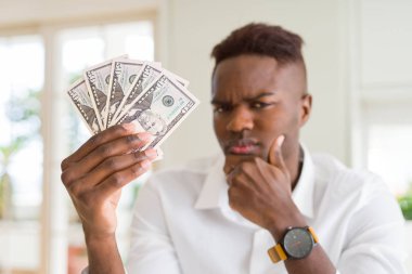 Afrika kökenli Amerikalı adam 50 dolar banka notları ciddi bir yüz düşünme soru hakkında çok tutan fikir karışık