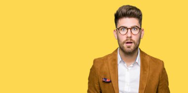 Korkuyor ve şok sürpriz ifade, korku ve heyecan yüz ile gözlüklü genç yakışıklı iş adamı.