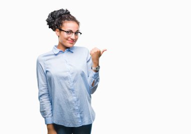 Saç Afro-Amerikan iş kız arıyorum ve başparmak yanında yukarıyı mutlu yüz ile gülümseyen izole arka plan üzerinde gözlük takan genç örgülü.