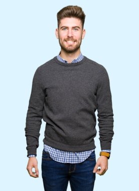 Genç yakışıklı zarif adam yüzünde mutlu ve güzel bir gülümseme ile. Şanslı kişi.