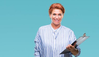 Pano izole arka plan üzerinde duran ve diş gösterilen kendine güvenen bir gülümsemeyle gülümseyerek mutlu bir yüz tutan kıdemli beyaz iş kadın