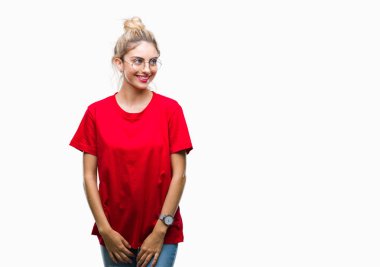 Kırmızı t-shirt ve gözlük üzerinde giyen genç güzel sarışın kadın arka plan uzak tarafına gülümseme ile yüzünde, doğal ifade arıyorum izole. Kendine güvenen gülüyor.