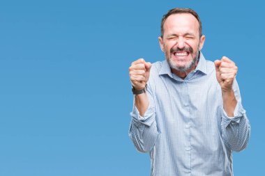 Orta yaş ağarmış üst düzey iş adamı izole arka kolları olan başarı için heyecan üzerinde zafer kutluyor gülümseyen kaldırdı. Kazanan kavramı.