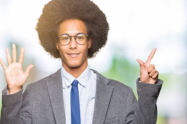 Gösterilen ve parmakları ile işaret gözlüklü afro saçlı genç Afro-Amerikalı iş adamı kendinden emin ve mutlu gülümseyerek süre yedi numara.