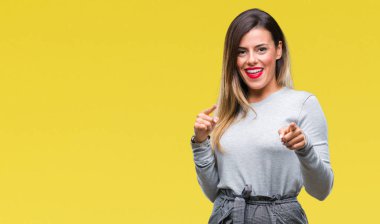 Genç güzel işçi iş kadını için fotoğraf makinesi ile mutlu ve komik yüz parmakları işaret izole arka plan üzerinde. İyi enerji ve vibes.