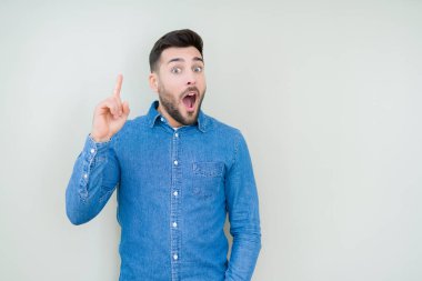 Yakışıklı delikanlı ile başarılı fikir parmağı yukarıyı izole arka plan üzerinde. Çıktıktan ve mutlu. Bir numara.