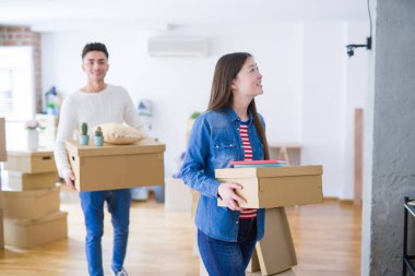 Güzel genç Asya çift seyir mutlu ve Smiling heyecanlı Moving için bir yeni ev