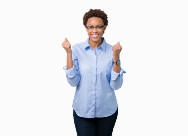 İzole arka plan üzerinde genç güzel Afrikalı Amerikan iş kadını şaşırttı ve silah kaldırdı ve açık gözleri ile başarı için şaşırdı kutluyor. Kazanan kavramı.