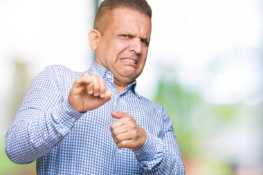 Orta yaş Arap iş adamı izole arka plan üzerinde tiksinti ifadesi, memnun ve korkulu tiksinti yüz yapıyorsun çünkü nefret tepki. Elleriyle kaldırdı. Sinir bozucu kavramı.