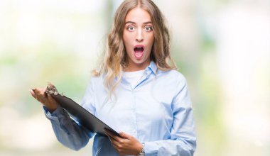 Pano tutan güzel genç sarışın iş kadın arka plan bir sürpriz yüz, korkuyor ve heyecanlı korku ifadesi ile şok korkmuş izole