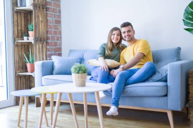 Evde kanepede aşık genç güzel çift oturan