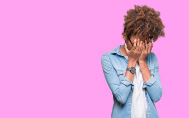 Güzel genç Afro-Amerikan kadın üzerinde gözlük takan arka plan üzgün ifade yüz eller ile ağlayarak süre kapsayan ile izole. Depresyon kavramı.