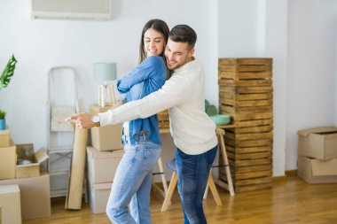 Güzel genç çift yeni bir eve hareket, aşk yeni daire kutluyor dans