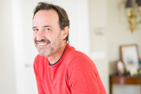 Guapo Hombre Mediana Edad Sonriendo Mirando Cámara Casa —  Fotos de Stock