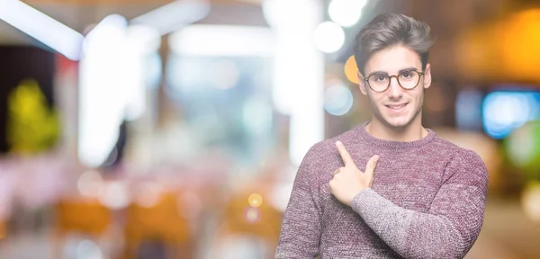 Jovem Homem Bonito Vestindo Óculos Sobre Fundo Isolado Alegre Com — Fotografia de Stock