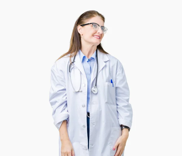 Medelåldern Mogen Läkare Kvinna Bär Medicinsk Kappa Över Isolerade Bakgrunden — Stockfoto