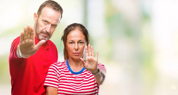 Middelbare Leeftijd Hispanic Paar Verliefd Geïsoleerde Achtergrond Stop Zingen Met — Stockfoto