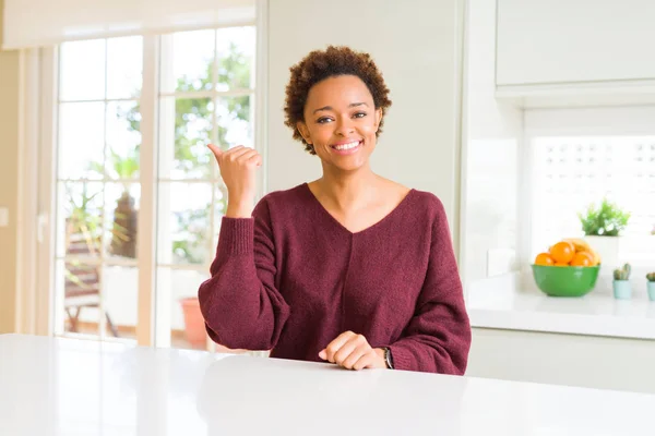 Jovem Mulher Americana Africana Bonita Casa Sorrindo Com Rosto Feliz — Fotografia de Stock