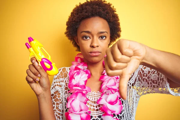 Молодая Африканская Американка Афроволосами Цветочных Леях Водяным Пистолетом Сердитым Лицом — стоковое фото