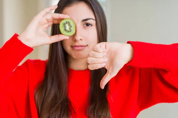 Όμορφη Νεαρή Γυναίκα Τρώει Μισό Φρέσκο Πράσινο Ακτινίδιο Θυμωμένο Πρόσωπο — Φωτογραφία Αρχείου