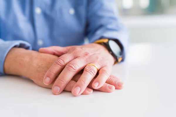 Nahaufnahme Von Menschenhänden Mit Händen Aufeinander Über Weißem Tisch — Stockfoto