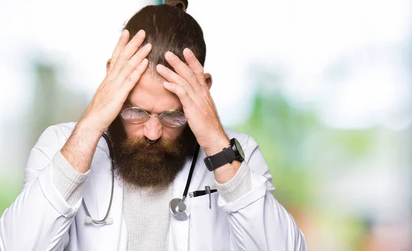 Young Blond Doctor Man Beard Wearing Medical Coat Suffering Headache — Stock Photo, Image