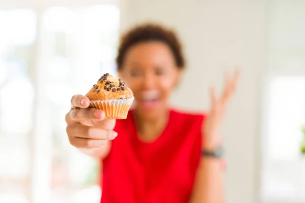 Молоді Афроамериканець Жінка Їсть Шоколадні Кекси Дуже Щаслива Схвильована Переможець — стокове фото