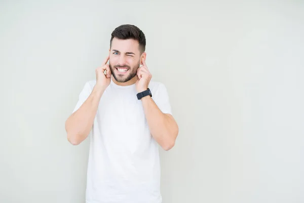 Ung Vacker Man Bär Casual Vit Shirt Över Isolerade Bakgrund — Stockfoto