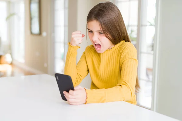 Menina Bonita Criança Enviando Uma Mensagem Usando Smartphone Irritado Frustrado — Fotografia de Stock