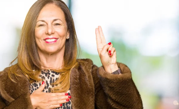 Mooie Middenleeftijd Elegante Vrouw Dragen Nerts Jas Swearing Met Hand — Stockfoto