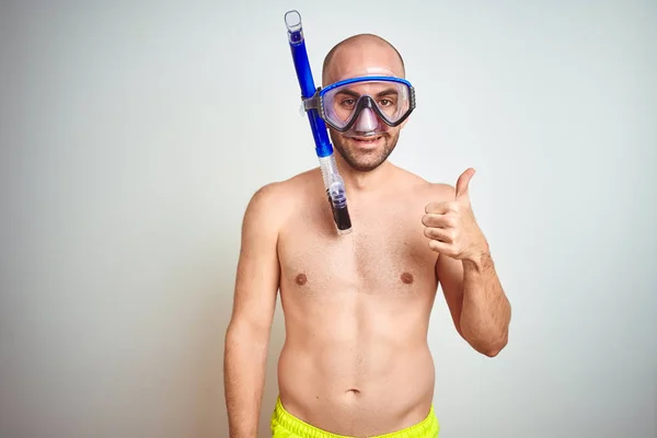 Joven Hombre Con Gafas Buceo Snorkel Equipo Sobre Fondo Aislado — Foto de Stock