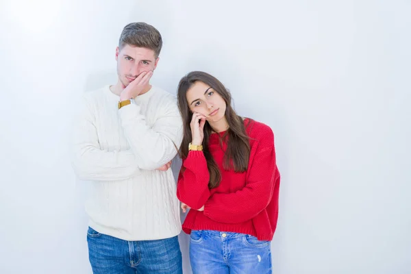 Casal Jovem Bonita Sobre Fundo Isolado Branco Pensando Parecendo Cansado — Fotografia de Stock