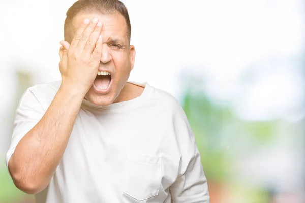 Middelbare Leeftijd Arabische Man Wearig Witte Shirt Geïsoleerde Achtergrond Die — Stockfoto