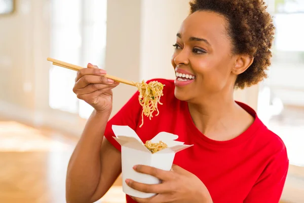 Hermosa Joven Afroamericana Mujer Comiendo Fideos Con Puntillas Sentado Suelo — Foto de Stock