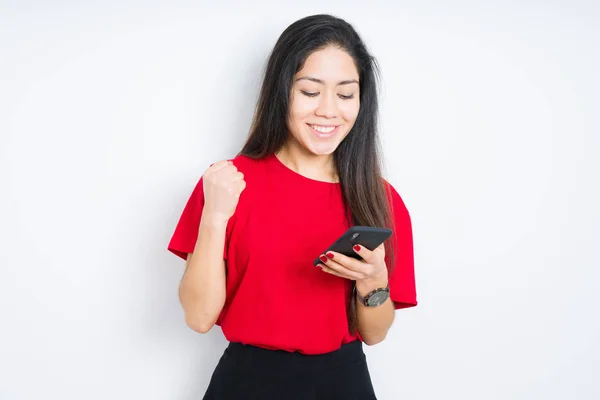 Giovane Donna Bruna Utilizzando Smartphone Sfondo Isolato Urlando Orgoglioso Celebrando — Foto Stock