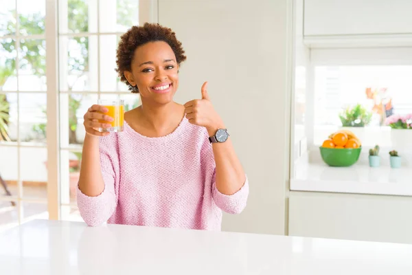 Ung Afrikansk Amerikansk Kvinna Driking Apelsinjuice Hemma Glad Med Stora — Stockfoto