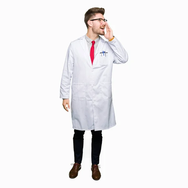 Joven Hombre Científico Guapo Con Gafas Gritando Gritando Fuerte Lado —  Fotos de Stock