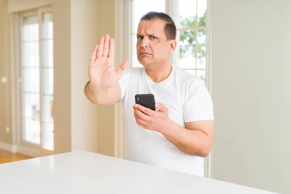 Hombre Mediana Edad Utilizando Teléfono Inteligente Casa Con Mano Abierta — Foto de Stock