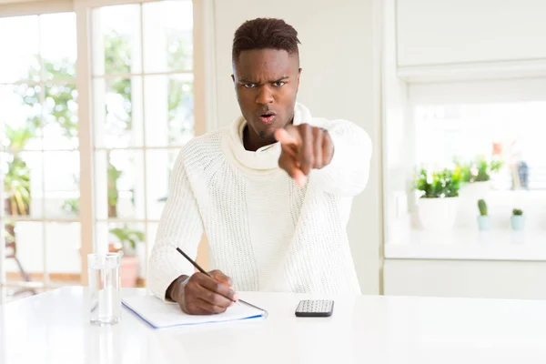 African American Student Man Schrijven Een Papier Met Behulp Van — Stockfoto