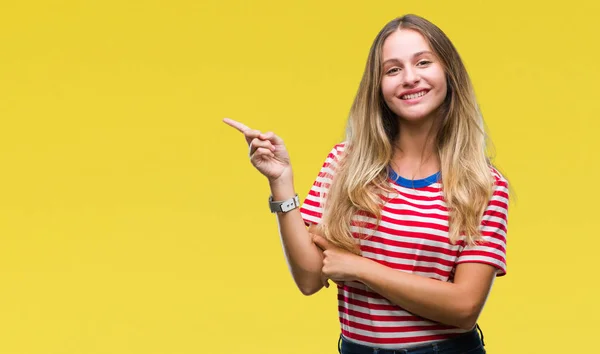 Młoda Piękna Kobieta Blonde Białym Tle Wielkim Uśmiechem Twarzy Wskazując — Zdjęcie stockowe