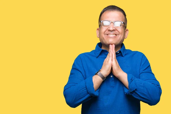 Középkorú Arab Ember Visel Szemüveget Elszigetelt Háttér Imádkozott Együtt Kér — Stock Fotó