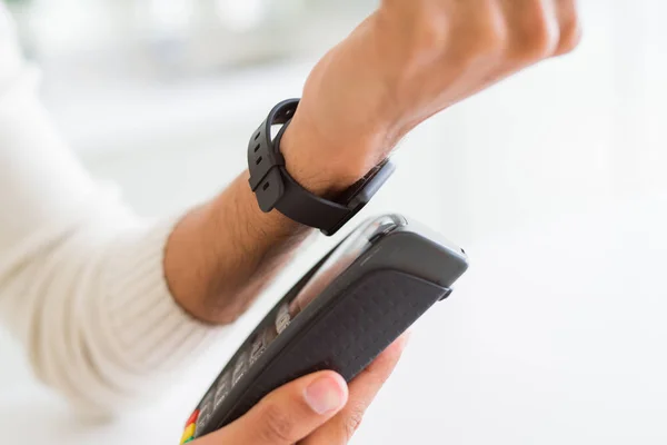 Κοντά στον άνθρωπο με το ηλεκτρονικό ρολόι ως πληρωμή. Swiping — Φωτογραφία Αρχείου