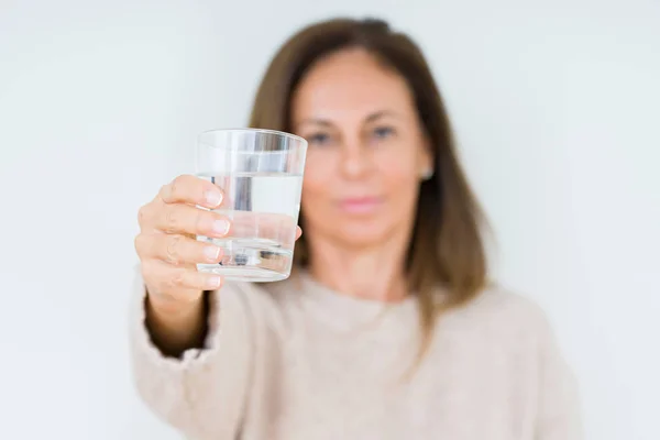 Donna Mezza Età Bere Bicchiere Acqua Sfondo Isolato Con Espressione — Foto Stock